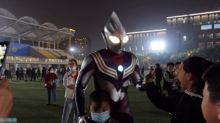 [Giấc mơ đi chơi của Diga 48] Hình khối người Ultraman xuất hiện trong công viên thể thao ngoài tầm 