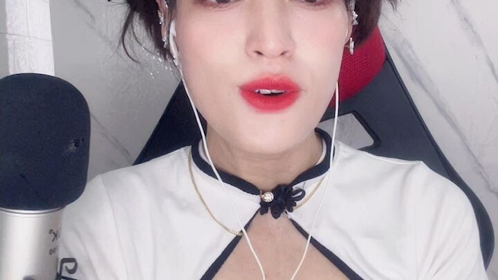 hãy vào xem mình livetream nghe hát nhé