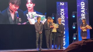 [KBEE2022inHanoi] WINNER 위너 & Kim SeJeong receive the commemorative medals - 20221027