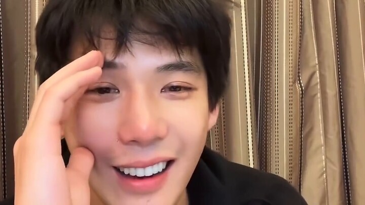 "Thật ra thì tôi cũng có hứng thú, nhưng bạn quá chói mắt, chúng ta phải bận rộn trên đường."