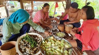 "เก็บเห็ดกับแม่" แพนด้าแกงเห็ดปลวกเต็มหม้อ!! ของหวานถ้วยใหญ่ๆ กินข้าวเช้าอยู่เถียงนา