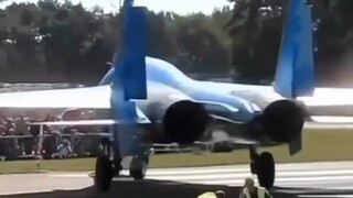 This is is how powerful is a jet engine😰😱