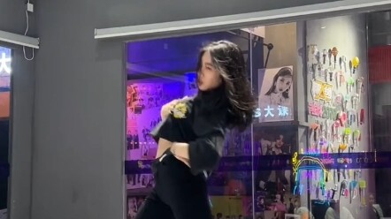 Tarian ini dibuat sendiri oleh Sunmi Tail Ozgecaltakoglu, dan tidak ada cermin dalam koreografinya
