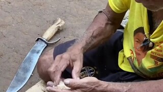 Making a fire using bamboo 🔥Filipino Aeta 💪