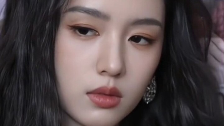 [Zhou Ye] Tatapan ~ Kecantikan berwajah dingin, semakin dia menarik, semakin cantik dia, wajah close