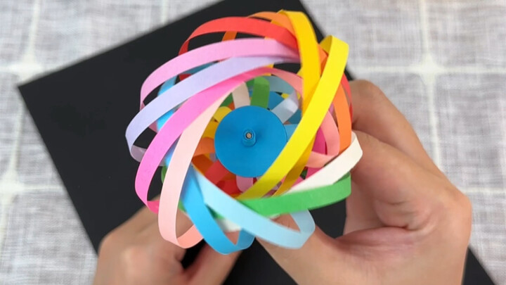 Những món đồ chơi bằng giấy nhỏ luôn thay đổi có thể biến đổi thành nhiều hình dạng theo ý muốn và t