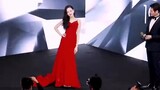 Dilraba’s red carpet interview with Qiao Jingjing seemed like she was actually working in real life.