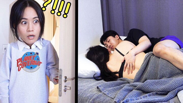 【整蛊】被亲姐姐撞见弟弟和女友在床上！？姐姐反应竟然。。。