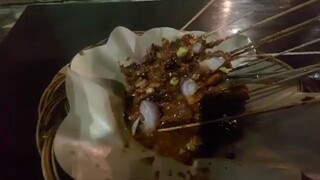 makan sate ayam