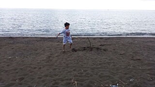 arifin yg usianya masih 7tahun sudah mahir bermain badminton,shadow di pantai dengan racket