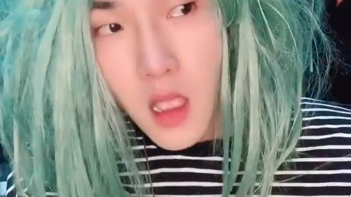 (When the other person posts to Moments but doesn’t reply to your message) Hahahaha, the reality of 