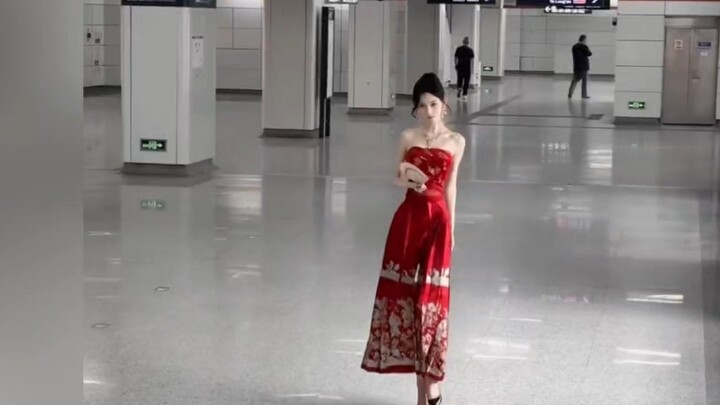 นี่คือสุนทรียศาสตร์ตะวันออกที่แท้จริง #แคทวอล์กชุดฮันฟู ดอกไม้ร่วงหล่นทั่ว #แคทวอล์กชุดฮันฟู #กระโปร