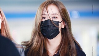 [JISOO] Wanita ini selalu sendirian di bandara untuk akting drakor!