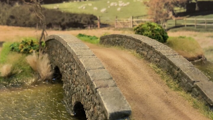 Miniatur: Jembatan Lengkung Batu di Kampung Halaman Hobbit