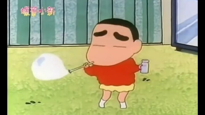[Crayon Shin-chan clip] Shin-chan's way of blowing bubbles is really unique