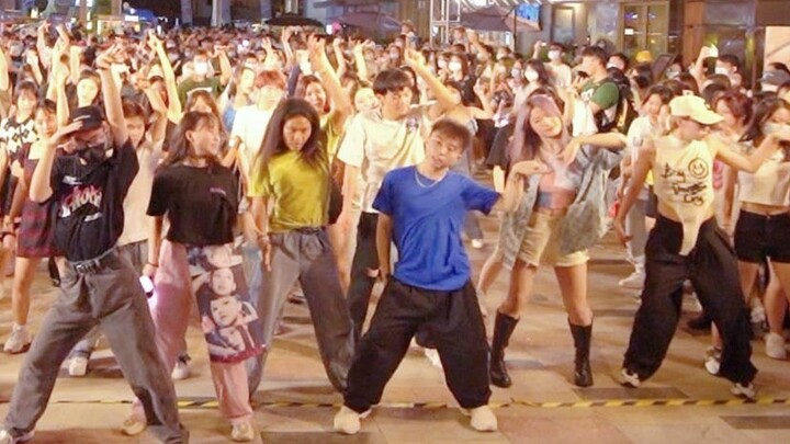 Trần cách mạng toàn quốc: Quảng Châu nhảy theo “Pink Venom” của BlackPink