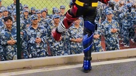 It's getting fierce, Kamen Rider appeared in the university military training