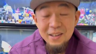 Mở hộp quà lưu niệm “Mẹ” mang về