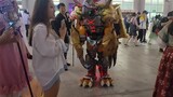 Cosplay-Digital Monster di Konvensi Anime, Sangat Sulit Jalan