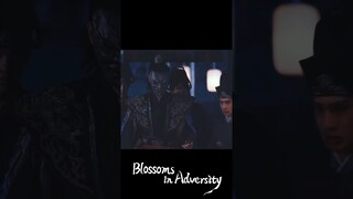 🥹He saves her | Blossoms in Adversity | YOUKU Shorts