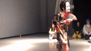 [Macho Geisha Live] "Nhảy múa trên sân khấu với chiếc quạt đỏ trong miệng, vẻ đẹp và tình yêu không 