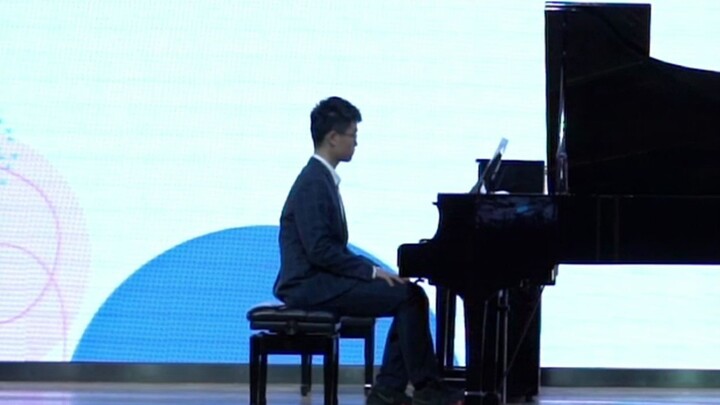 Khi phiên bản "One Last Kiss" của Animenz xuất hiện tại buổi hòa nhạc piano của trường