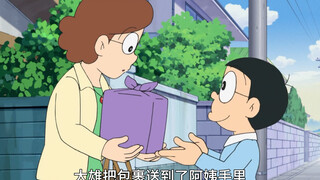 Nobita kicks the blue fat man as if he were a ball, all to save his friends~