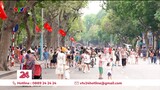 Người dân nô nức xuống phố trong ngày Hà Nội trời đẹp, mát mẻ | VTV24