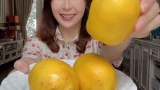 Buah aneh lagi. Kayak perpaduan lemon, pir dan apel.. makin lama makin banyak buah yang aku  tau.