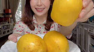 Buah aneh lagi. Kayak perpaduan lemon, pir dan apel.. makin lama makin banyak buah yang aku  tau.