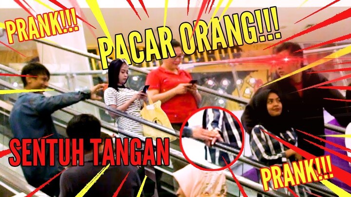 PRANK EXTRIME!!! SENTUH TANGAN PACAR ORANG DI ESKALATOR!! SAMPE MARAH PACARNYA - PRANK INDONESIA