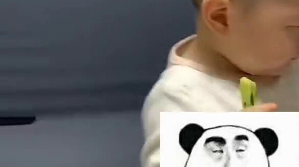 Pengalaman pertama bayi lucu makan lobak hahaha