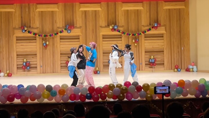 Menari Shalala di pesta penyambutan untuk memberikan sedikit kejutan kepada mahasiswa baru. Ini adal