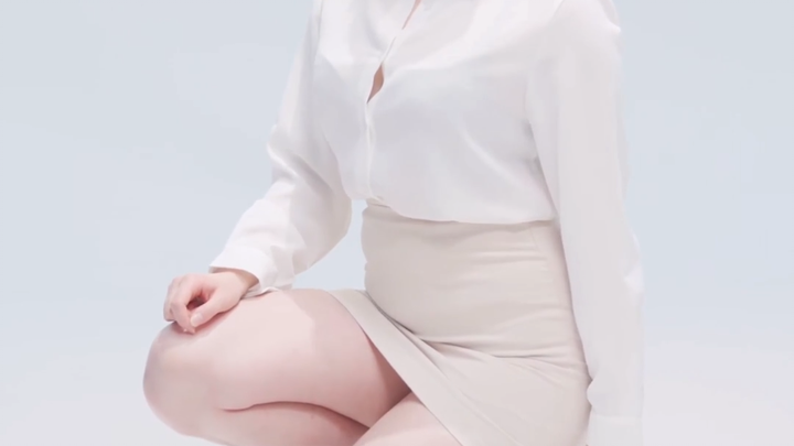 Váy hở hông gợi cảm của Trịnh Nhân