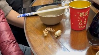 Chàng trai trẻ. Bạn đang làm rất tốt ở ngoài đó, tại sao con trai tôi lại muốn theo bạn?