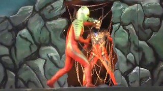 Pertunjukan panggung Ultraman Zero: Zero dipenjara di ruangan gelap dengan rantai! Maukah kamu menya