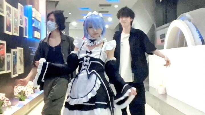After the comic exhibition, I ran into two famous grannies and forced them to dance (no)