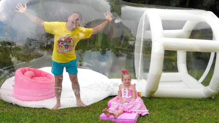 Stacy y papá compraron una enorme casa de globos inflable