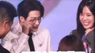 [Tan Jianci] I finally understand where the tie-pulling action came from! It turns out that girls un