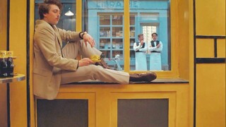 Komposisi yang indah dan pencocokan warna di bawah lensa master film Wes Anderson.