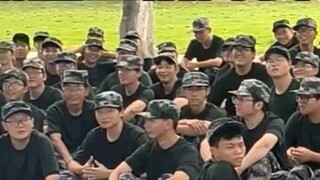 Instruktur: "Kalian di sini untuk mengganggu moral pasukan..."