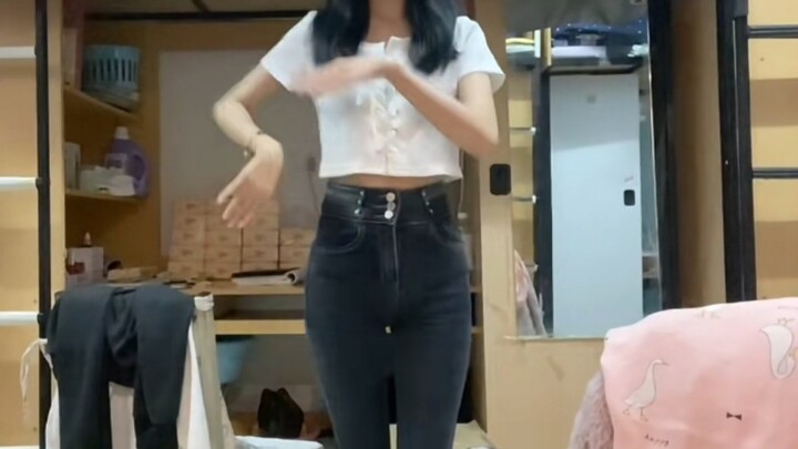 เชิญเพื่อนร่วมห้องสาวของคุณมาเต้นรำเท้าเปล่าในหอพัก มีไข่อีสเตอร์อยู่ตอนท้าย!