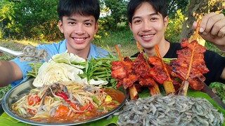 ส้มตำรสเด็ดกินแซ่บๆพร้อมกับกุ้งเต้น แถมไก่ย่างหอมๆเนื้อนุ่มๆมาๆครับ.