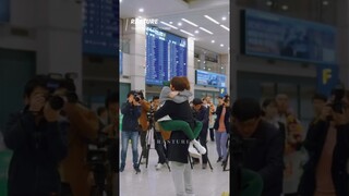 The way he dropped the flower🤌😫 #shorts #leesungkyung #namjoohyuk #hug #love