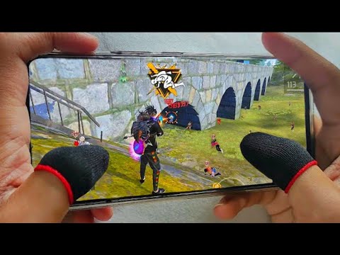 INSANE SOLO VS SQUAD GAME! (pro gameplay??) - Garena Free Fire 