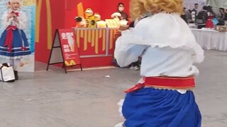 Alice showing Alice the Cossack knife dance [Harbin HACG Comic Exhibition] Казачка с шашкой