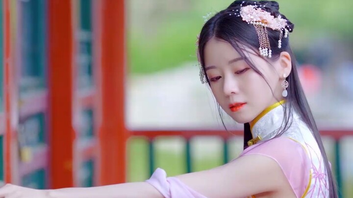 "Falling Flower Love" a kind of love flowers drifting away and water flowing in two places, lonely a