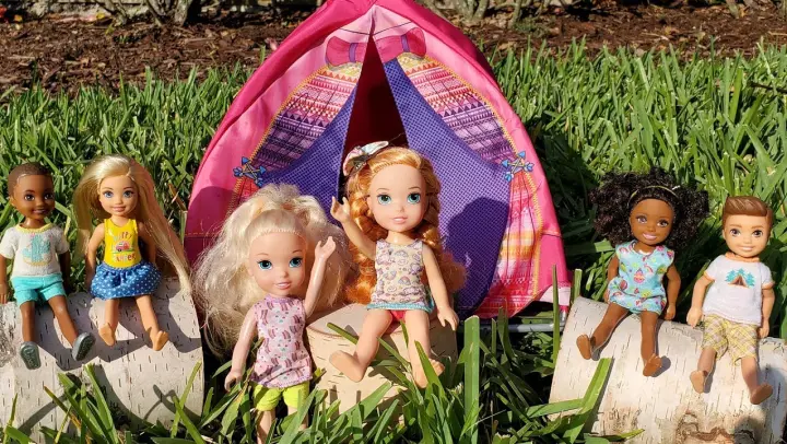 CAMP ! Elsa and Anna toddlers - camping - Barbie is counselor - outdoors activities