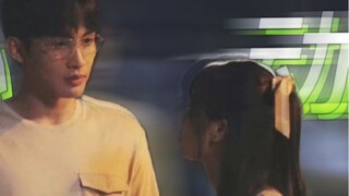 Thừa nhận đi, anh đã bị cô ấy hấp dẫn từ lâu rồi. Cách anh nhìn cô ấy thực sự không ngây thơ chút nà