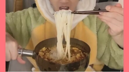 He really loves snail noodles hahahahahahahahaha, it’s expired and I have to show it off #tanjianci#